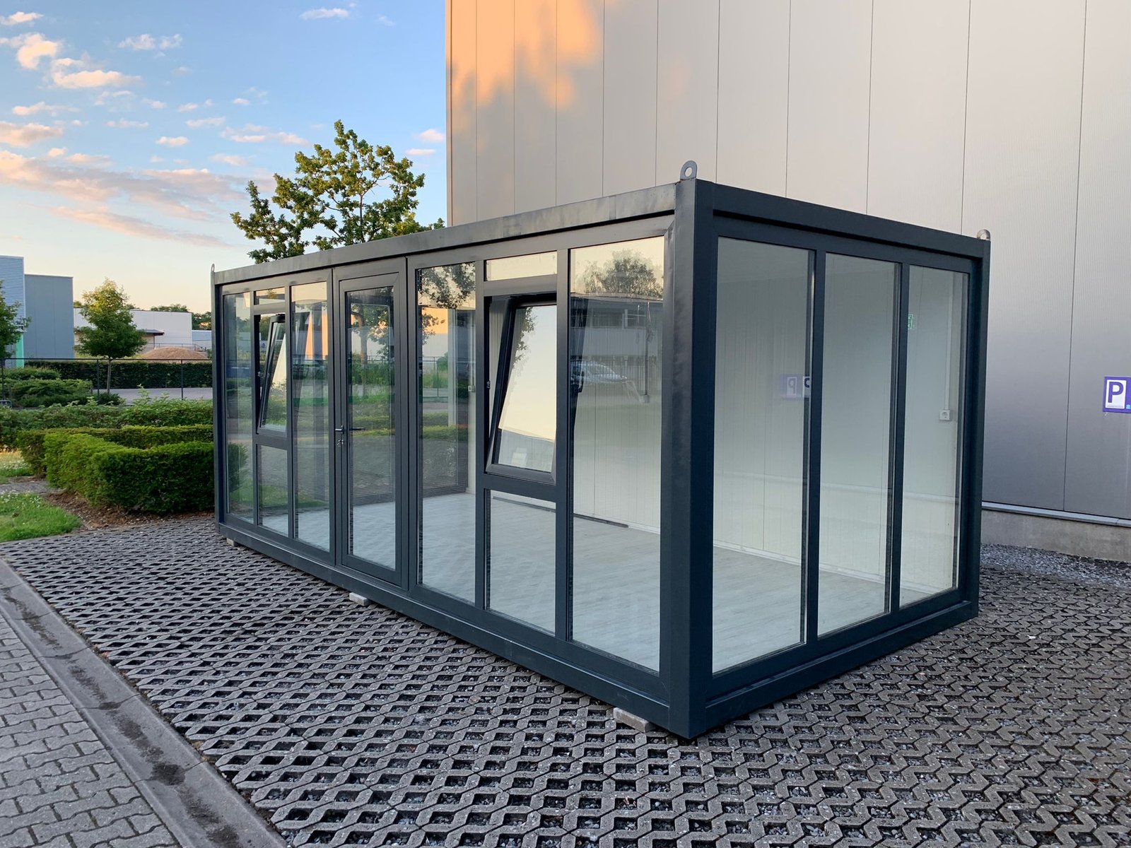 Bureau Modulaire 18 m² avec Façade Vitrée 1 Bureau Modulaire 18 m² avec Façade Vitrée