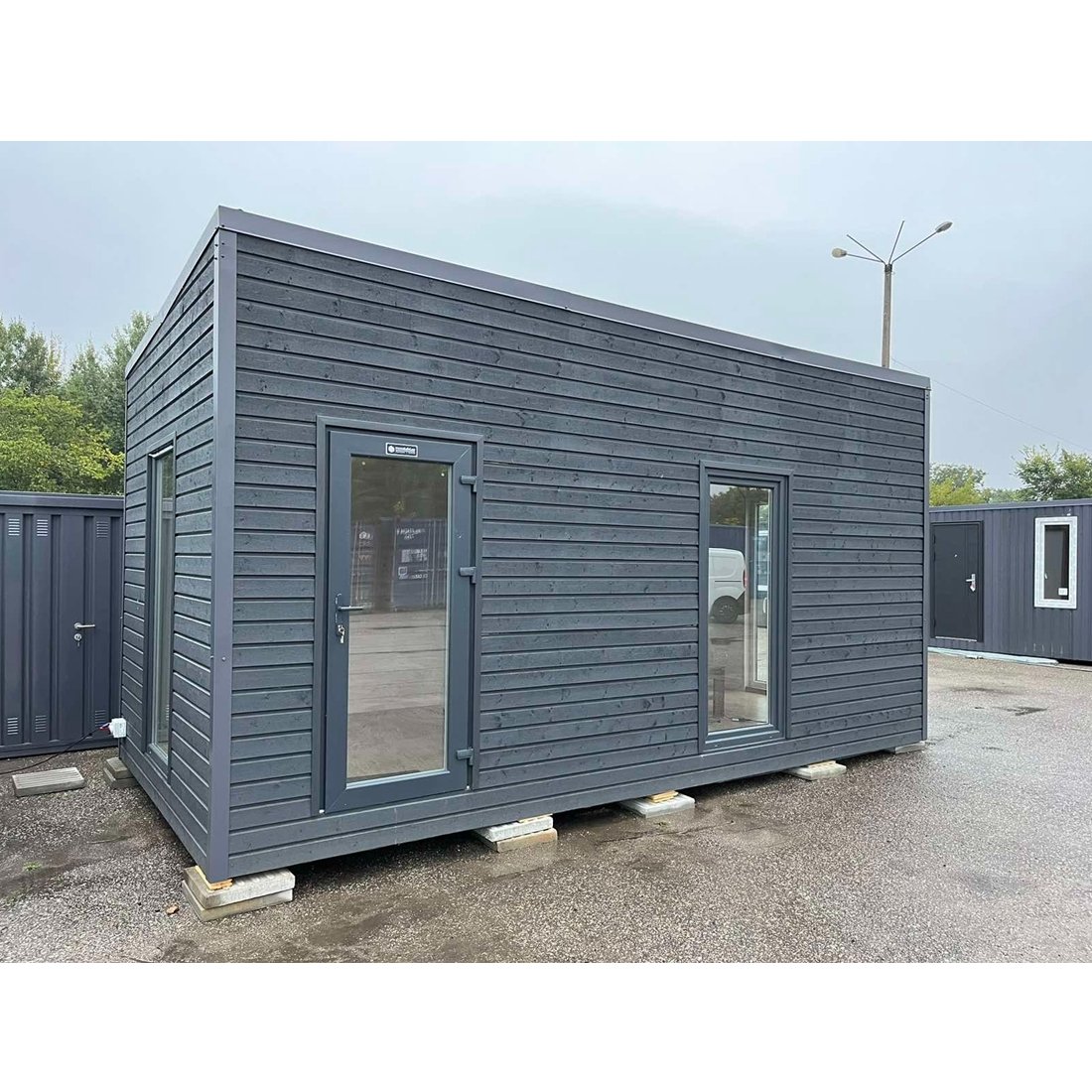 Studio Modulaire 18 m² Isolé Bardage Bois Anthracite Studio Modulaire 18 m² Isolé Bardage Bois Anthracite